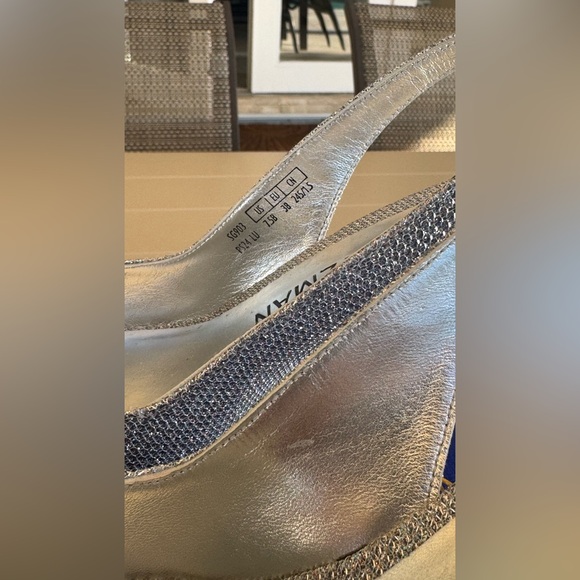 Stuart Weitzman Silver Glitter Slingback Pumps with Matching Envelope Clutch - Picture 4 of 11